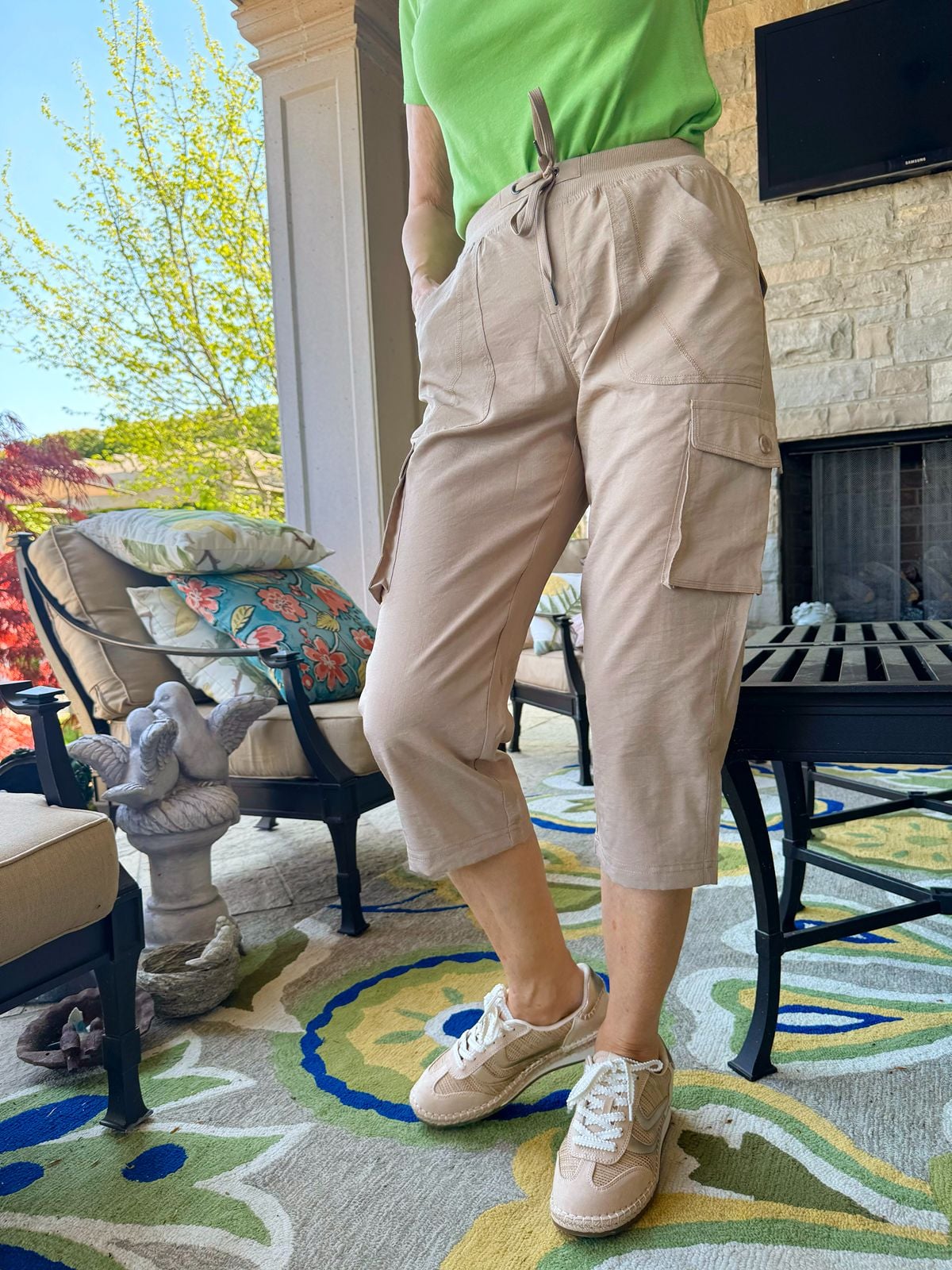 Best shoes to wear with capris featuring navy slingback flats styled with navy capri pants